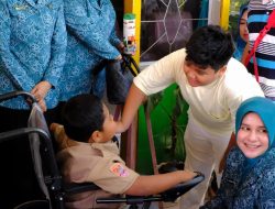 Kunjungi Anak Difabel, Priska Adnan Bareng Putranya Serahkan Kursi Roda Elektrik