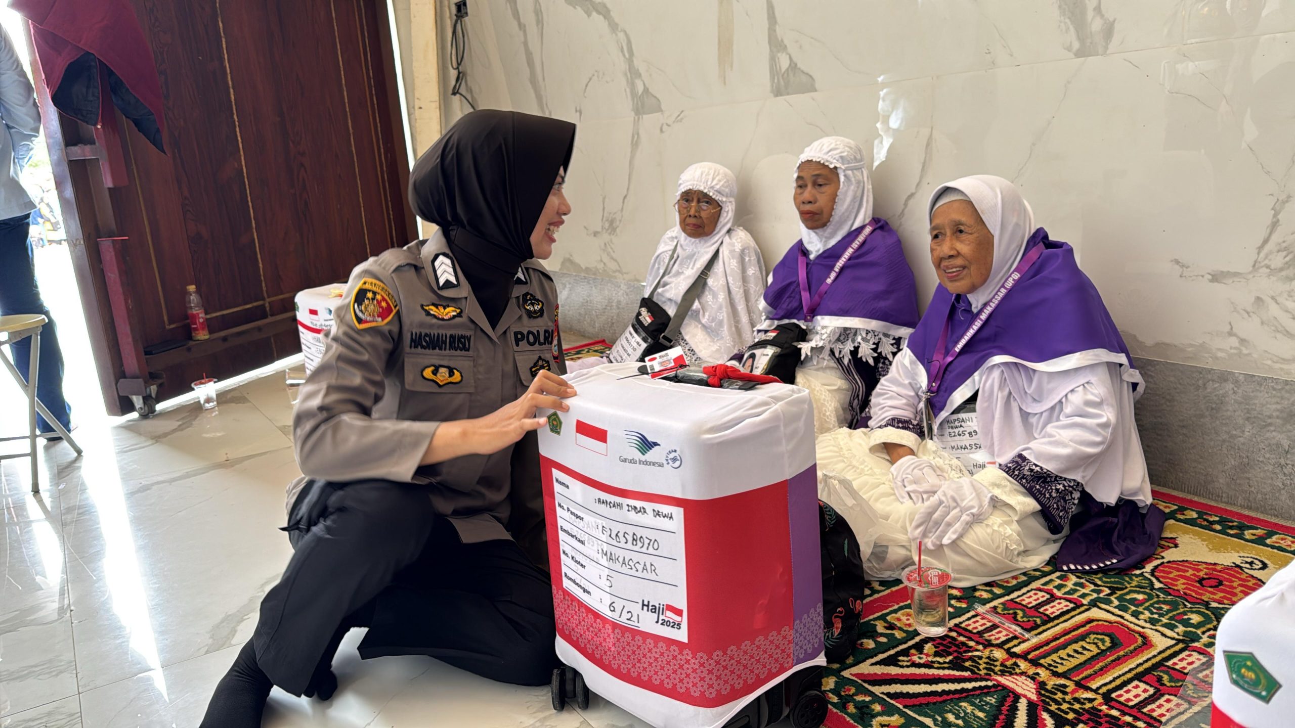 Nampak seorang Polwan Polres Gowa berbincang dengan salah seorang Jamaah Haji asal Gowa.
