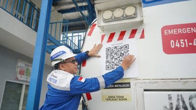 Pertamina Patra Niaga Regional Sulawesi resmi memberlakukan pemasangan QR Code pada seluruh armada mobil tangki BBM industri sejak 1 Maret 2025.