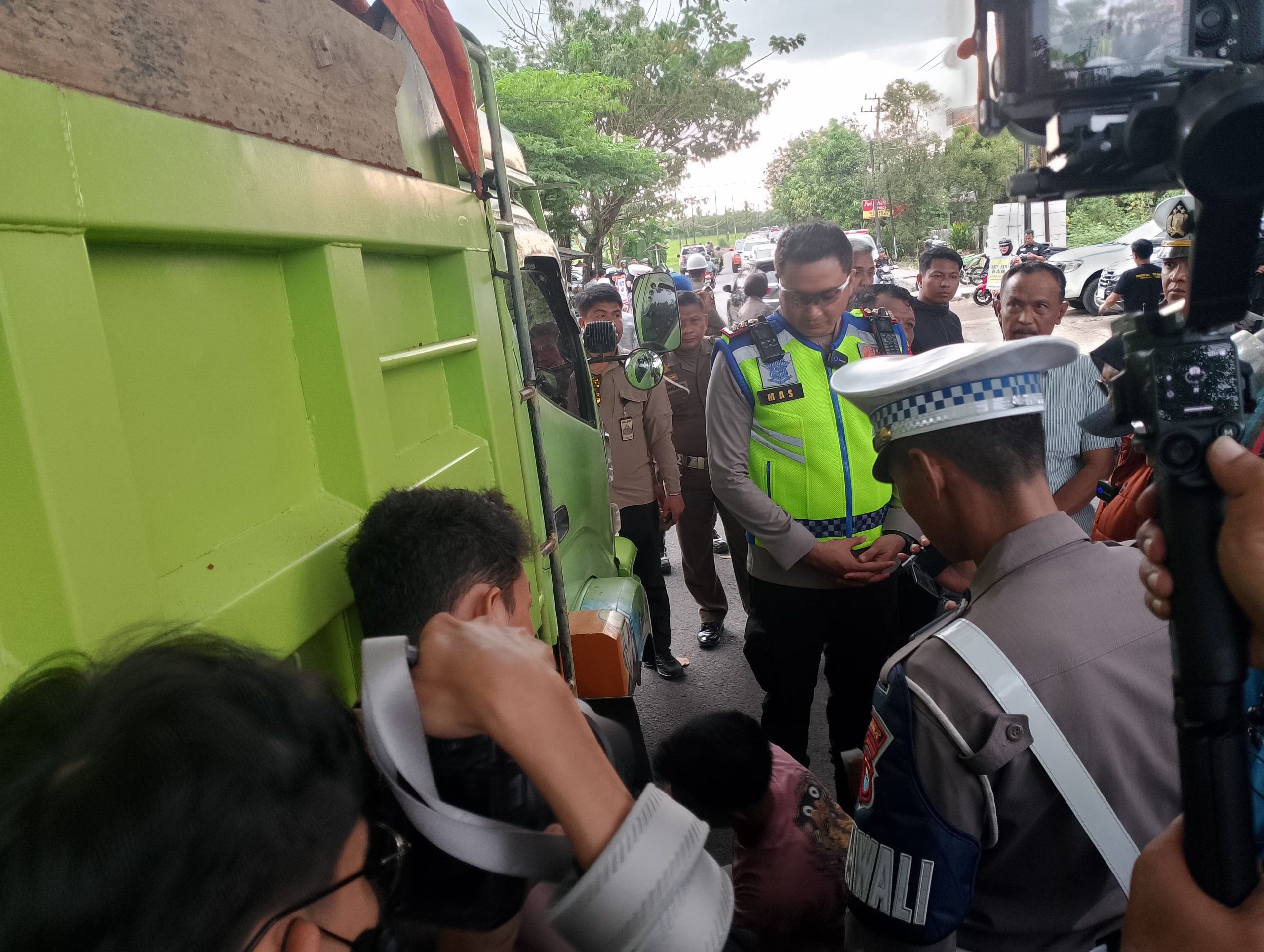 Suasana penertiban truk yang sering parkir sembaragan sehingga menganggu pengguna jalan lain.