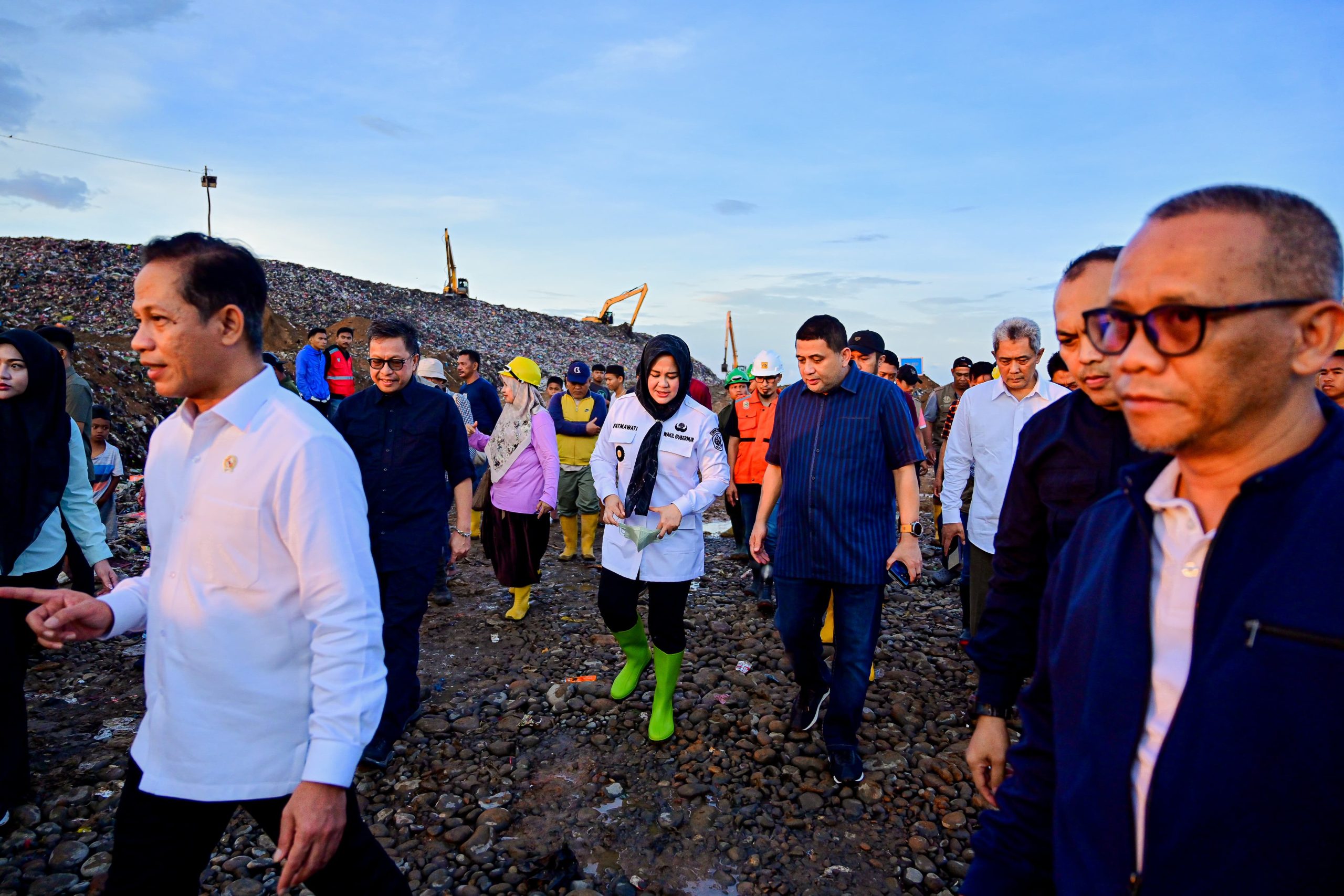 Nampak Menteri Lingkungan Hidup meninjau Tempat Pembuangan Akhir (TPA) Makassar.