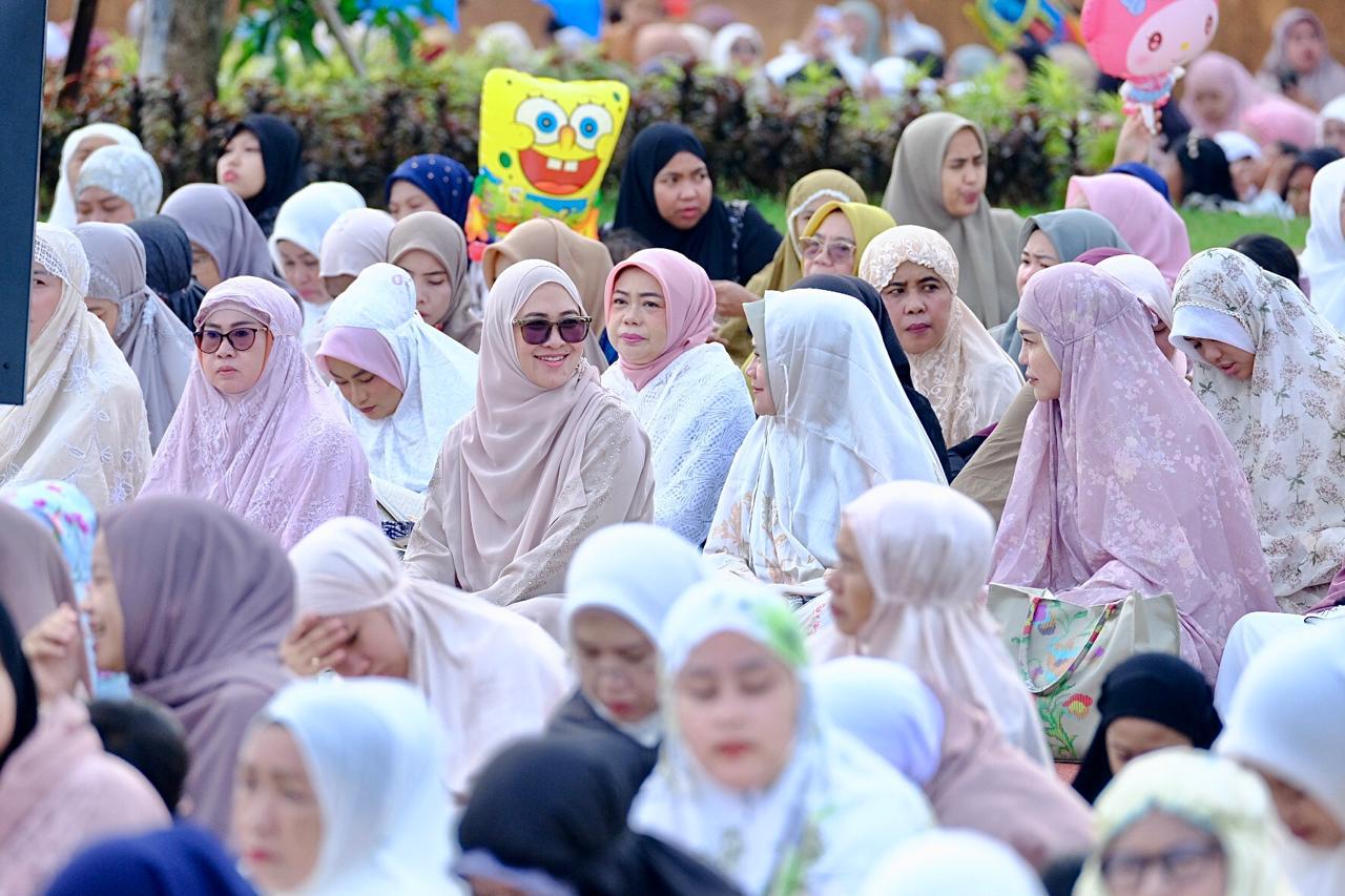 Bupati Gowa, Sitti Husniah Talenrang mengajak seluruh masyarakat untuk memperkuat kepedulian sosial dengan meneladani nilai-nilai pengorbanan Nabi Ibrahim AS dan keikhlasan Nabi Ismail AS.