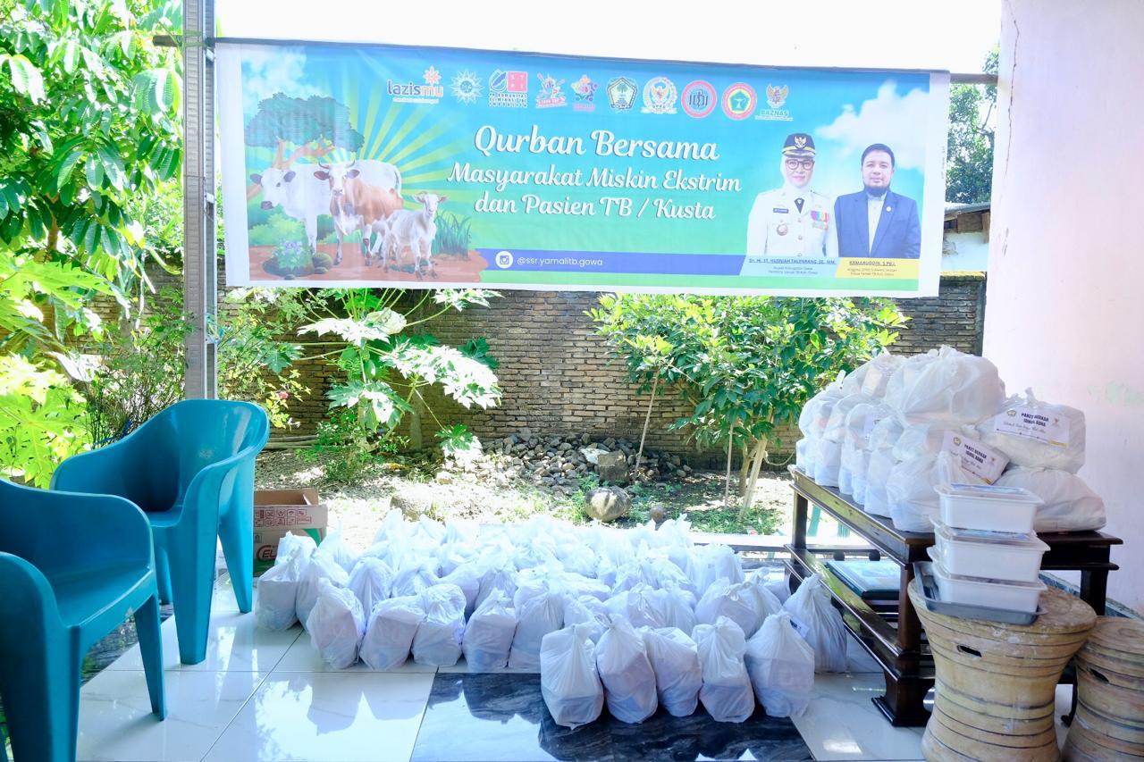 Hari Raya Idul Adha 1446 Hijriah, Bupati Gowa, Sitti Husniah Talenrang, menghadiri kegiatan Kurban Bersama Masyarakat Miskin Ekstrem (KME) dan Pasien TB/Kusta di Desa Bone, Kecamatan Bajeng pada Jumat, 6 Juni 2025.