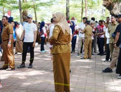 Semarak Lomba Jelang HUT Ke-80 RI di Gowa, Lomba Masukkan Pensil ke Botol jadi Salah Satu Rangkaian