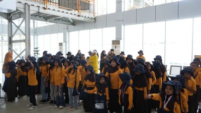 Pelindo Regional 4 Ajak Siswa SD Kenali Dunia Maritim Melalui “Field Trip to Makassar Port”