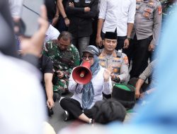 Bupati Gowa Duduk di Jalan Bersama Kelompok Cipayung Plus, Temui Langsung Pengunjukrasa