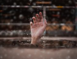 Tim SAR Batalyon B Pelopor Satbrimob Polda Sulsel – Potensi SAR Berhasil Temukan Korban Tenggelam di Pantai Lumpue